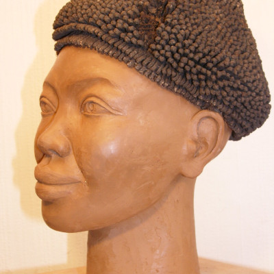 Buste africain et sa coiffe, commande de musée - Poda céramique