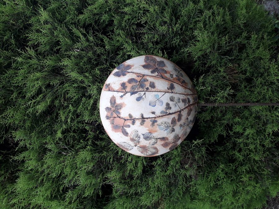 Boule ovale de jardin, décor ronce, grès de Bollène, 30cm