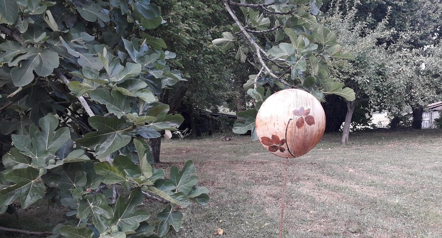 Boules ovales de jardin, décor ronce, grès de Bollène, 30cm