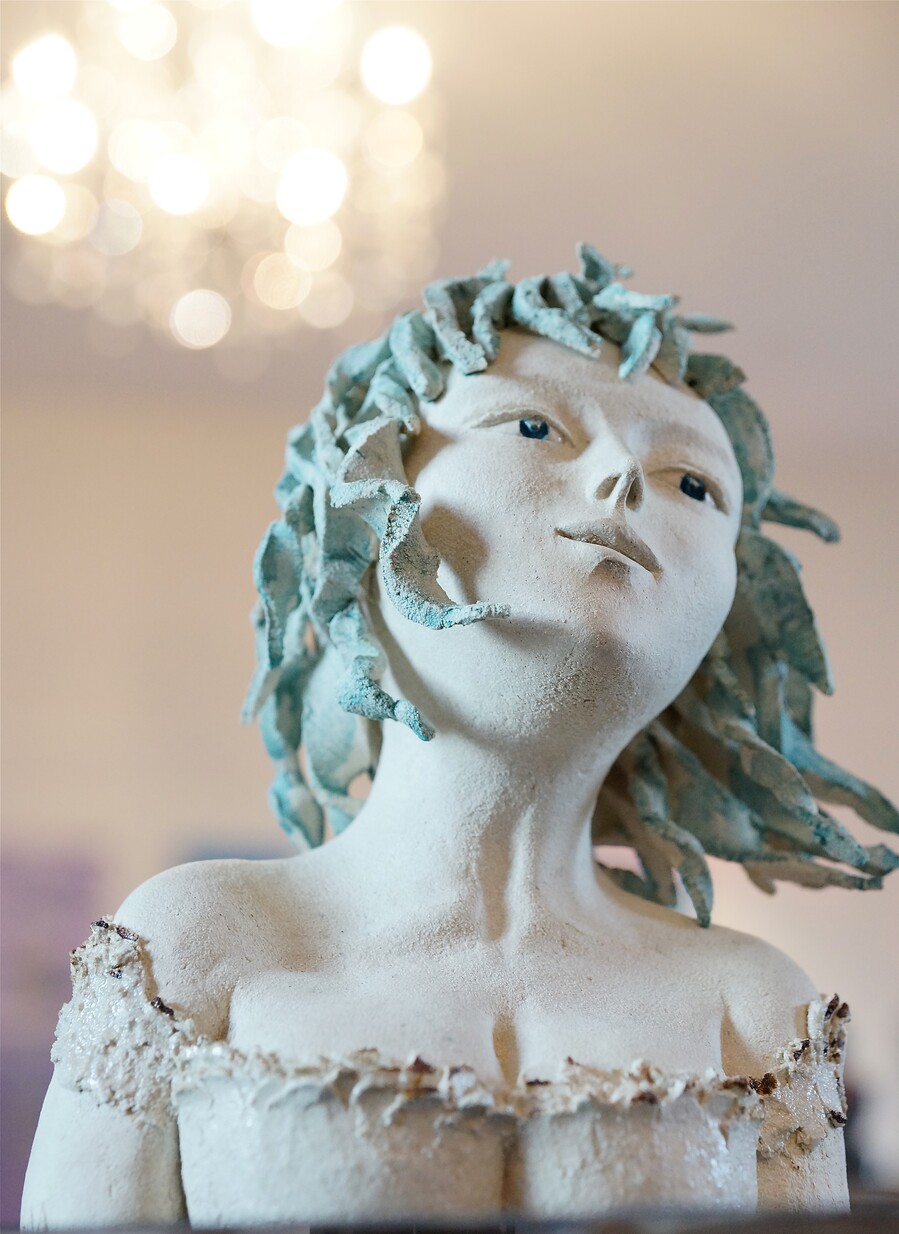 Buste Héléna, grès blanc et engobe, atelier Poda